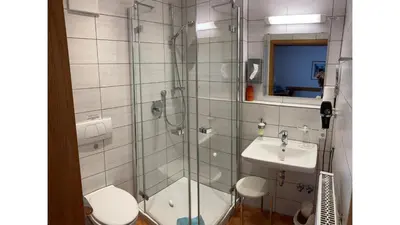 Ein Badezimmer in der Unterkunft Hotel Adler mit Gasthaus