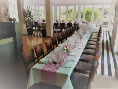 Ein Restaurant oder anderes Speiselokal in der Unterkunft Hotel Ambiente Walldorf