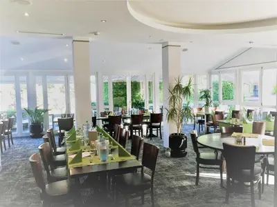 Ein Restaurant oder anderes Speiselokal in der Unterkunft Hotel Ambiente Walldorf