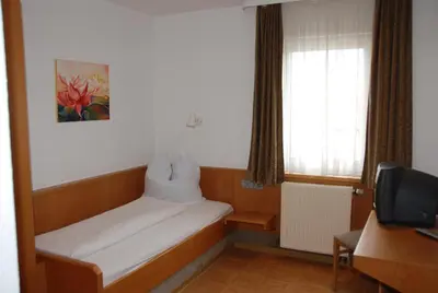 Ein Bett oder Betten in einem Zimmer der Unterkunft Hotel-Restaurant Zum Goldenen Hahnen