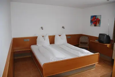 Ein Bett oder Betten in einem Zimmer der Unterkunft Hotel-Restaurant Zum Goldenen Hahnen
