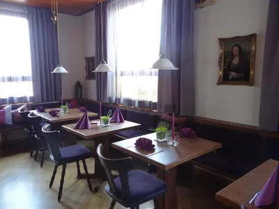 Ein Restaurant oder anderes Speiselokal in der Unterkunft Hotel-Restaurant Zum Goldenen Hahnen