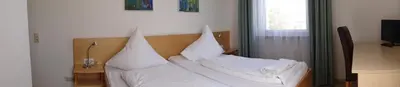 Ein Bett oder Betten in einem Zimmer der Unterkunft Hotel-Restaurant Zum Goldenen Hahnen
