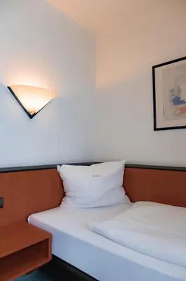 Ein Bett oder Betten in einem Zimmer der Unterkunft Hotel Brößler
