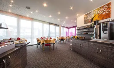 Ein Restaurant oder anderes Speiselokal in der Unterkunft Hotel an der Waldstraße