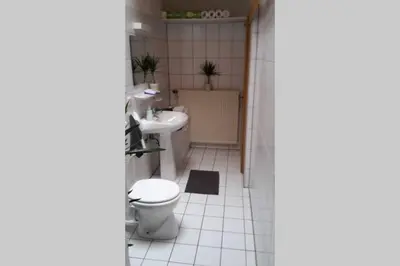 Ein Badezimmer in der Unterkunft TLA Apartment with Garden