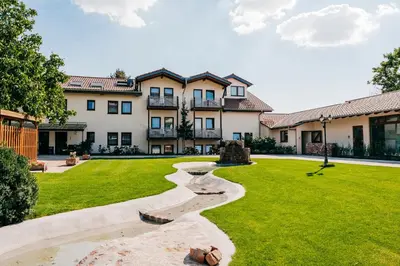 Ein Garten an der Unterkunft Hotel Birkenhof