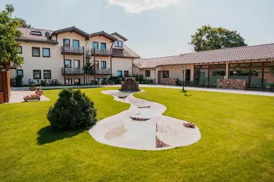 Ein Garten an der Unterkunft Hotel Birkenhof