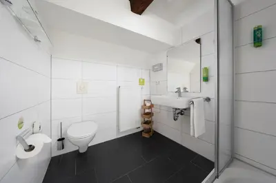 Ein Badezimmer in der Unterkunft Hotel CampusZwei Komfortable Doppelzimmer & Apartments mit Küche Zentral in Ludwigsburg ideal für Business & Langzeitaufenthalte 24h Check in Kinder bis 14 Jahre übernachten kostenlos