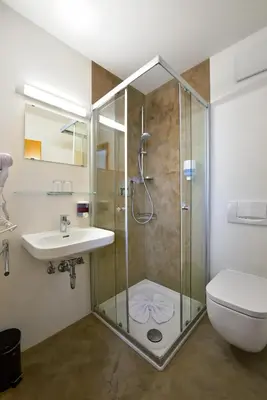 Ein Badezimmer in der Unterkunft Vico's Hotel & Restaurant Asperg