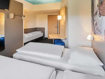Ein Bett oder Betten in einem Zimmer der Unterkunft B&B Hotel Darmstadt