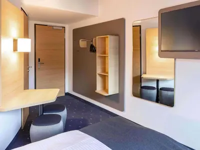 Ein Bett oder Betten in einem Zimmer der Unterkunft B&B Hotel Darmstadt