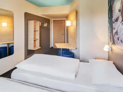 Ein Bett oder Betten in einem Zimmer der Unterkunft B&B Hotel Darmstadt