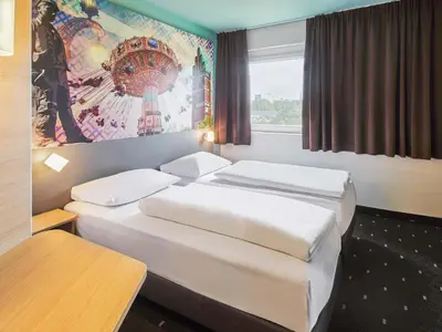 Ein Bett oder Betten in einem Zimmer der Unterkunft B&B Hotel Darmstadt