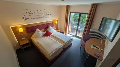 Ein Bett oder Betten in einem Zimmer der Unterkunft Hotel Häfner