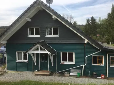 Das Gebäude in dem sich das Ferienhaus befindet