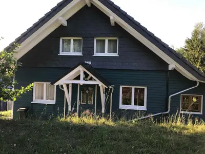 Das Gebäude in dem sich das Ferienhaus befindet