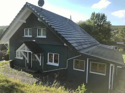 Das Gebäude in dem sich das Ferienhaus befindet