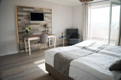 Ein Bett oder Betten in einem Zimmer der Unterkunft Winzerhotel Trautwein