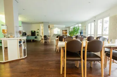 Ein Restaurant oder anderes Speiselokal in der Unterkunft Hotel am Schillerplatz