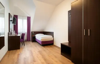 Ein Bett oder Betten in einem Zimmer der Unterkunft ates Hotel Lampertheim by AURUM