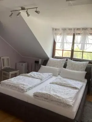 Ein Bett oder Betten in einem Zimmer der Unterkunft Ferienwohnung Knittel