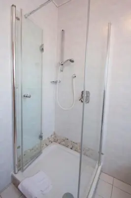Ein Badezimmer in der Unterkunft Hotel Edel
