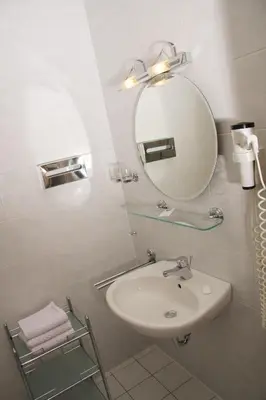 Ein Badezimmer in der Unterkunft Hotel Edel