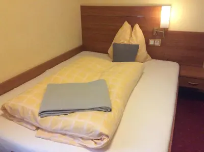 Ein Bett oder Betten in einem Zimmer der Unterkunft Hotel-Pension Berger
