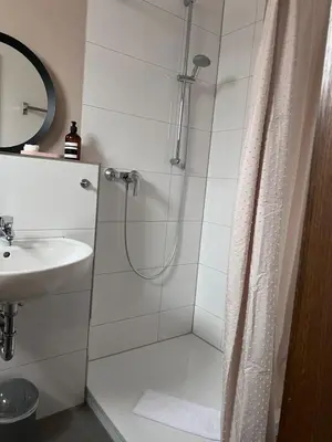 Ein Badezimmer in der Unterkunft Pension Krone Sternenfels