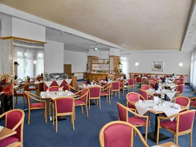 Ein Restaurant oder anderes Speiselokal in der Unterkunft Fairway Hotel