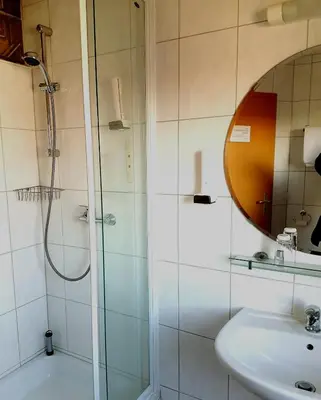 Ein Badezimmer in der Unterkunft Legend Hotel