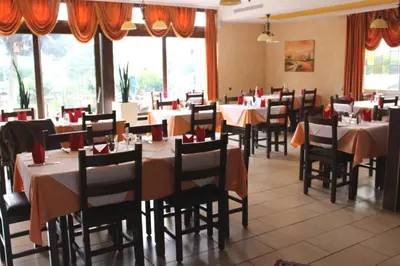 Ein Restaurant oder anderes Speiselokal in der Unterkunft Legend Hotel