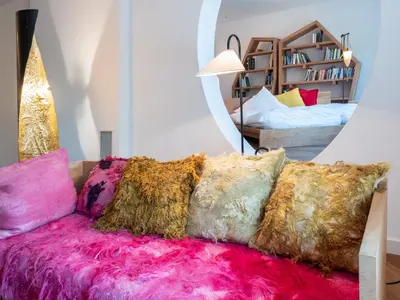 Ein Bett oder Betten in einem Zimmer der Unterkunft Suite Martinus am Vortexgarten Mathildenhöhe