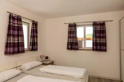 Ein Bett oder Betten in einem Zimmer der Unterkunft Ferienwohnung im Paradiesgarten