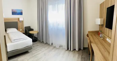 Ein Bett oder Betten in einem Zimmer der Unterkunft Garni-Hotel zur Krone