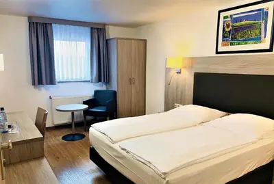 Ein Bett oder Betten in einem Zimmer der Unterkunft Garni-Hotel zur Krone