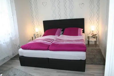 Ein Bett oder Betten in einem Zimmer der Unterkunft Ferienwohnung Spatzennest in Edesheim