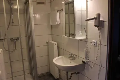 Ein Badezimmer in der Unterkunft Airport-Hotel zum Taubengrund