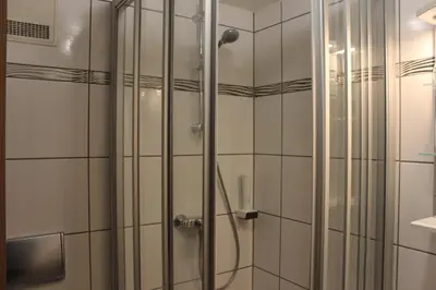 Ein Badezimmer in der Unterkunft Airport-Hotel zum Taubengrund