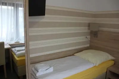 Ein Bett oder Betten in einem Zimmer der Unterkunft Airport-Hotel zum Taubengrund