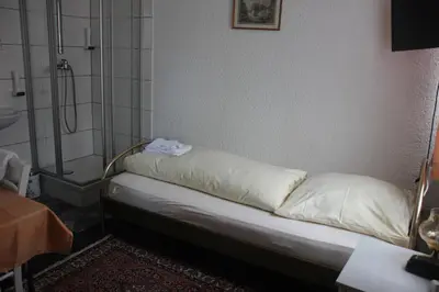 Ein Bett oder Betten in einem Zimmer der Unterkunft Airport-Hotel zum Taubengrund