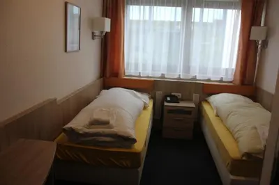 Ein Bett oder Betten in einem Zimmer der Unterkunft Airport-Hotel zum Taubengrund