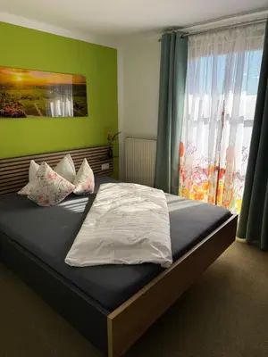 Ein Bett oder Betten in einem Zimmer der Unterkunft Rebstöckel