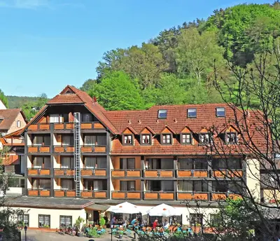 Ein allgemeiner Bergblick oder ein Berglick von des Gasthauses aus