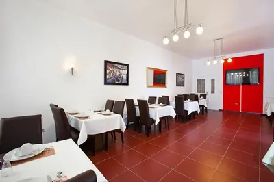Ein Restaurant oder anderes Speiselokal in der Unterkunft Hotel Jasmin