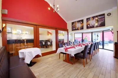 Ein Restaurant oder anderes Speiselokal in der Unterkunft Hotel Jakob