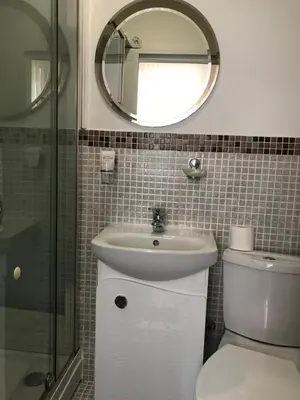 Ein Badezimmer in der Unterkunft Pension Haus Baron 1 Neckarau