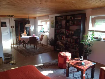 Ein Sitzbereich in der Unterkunft schones Zimmer in Gimmeldingen/ Konigsbach