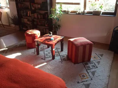 Ein Sitzbereich in der Unterkunft schones Zimmer in Gimmeldingen/ Konigsbach